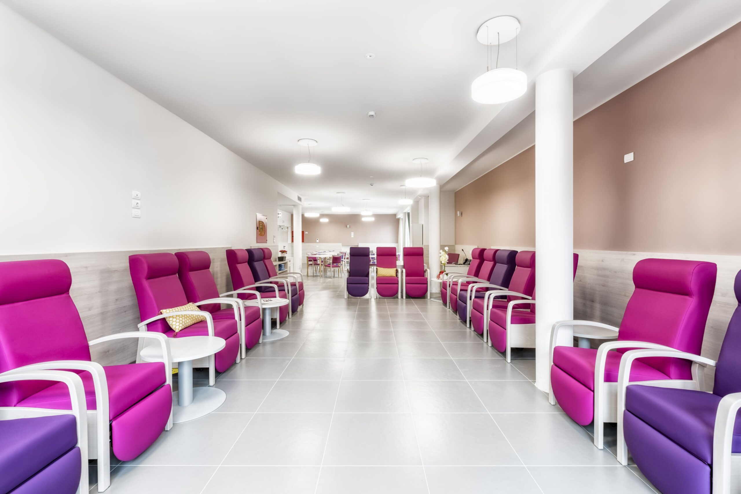 poltrone colorate nel salone di un centro diurno, il potere della cromoterapia